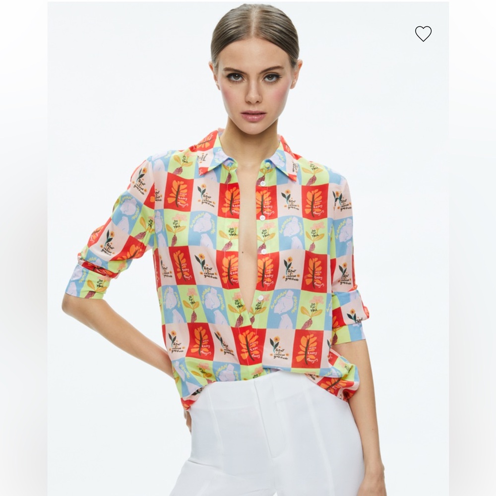 NWT Alice + Olivia x Oris Eddu Willa Placket Top in Woman Power print Size M